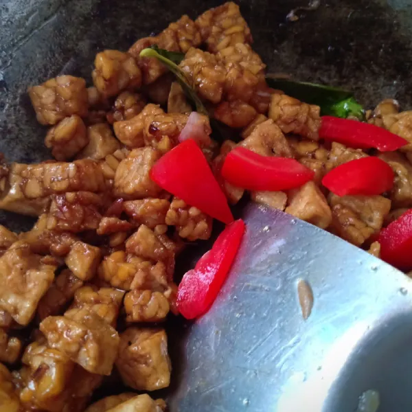 Terakhir tambahkan tomat yang sudah diiris. Tumis hingga tomat layu.
