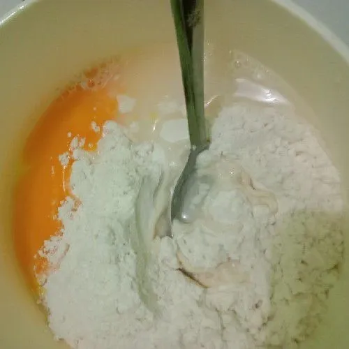Masukan air dan kuning telur ke dalam tepung terigu.