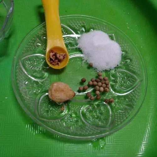 Rebus kembali daging dengan 1,5 L air hingga mendidih. Sambil menunggu haluskan bawang putih, 1/2 sdt garam, merica, pala, dan sedikit garam.