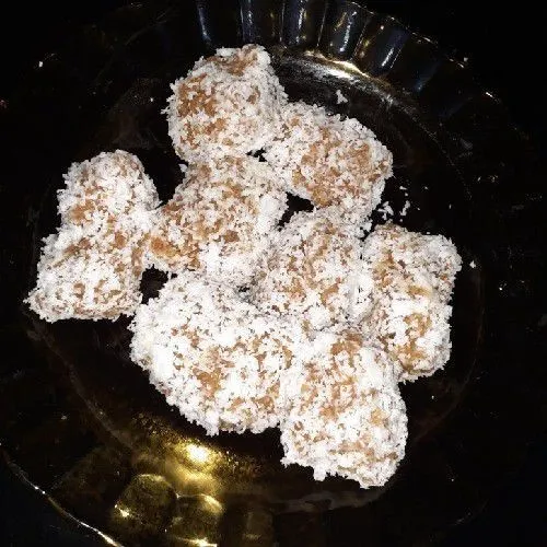 Potong-potong dan lumuri dengan kelapa parut, sajikan.