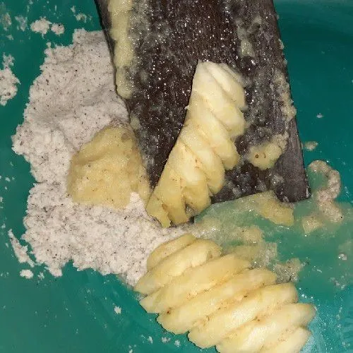 Parut buah nanas, campurkan ke adonan, lalu aduk hingga merata.