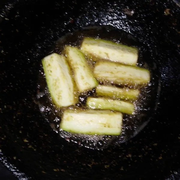Goreng terong setengah matang, lalu sisihkan.