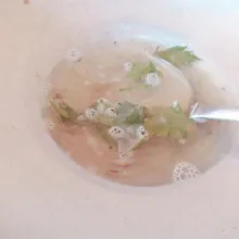 Tumis bawang putih hingga harum, masukkan sisa garam, merica, kecap ikan, seledri dan air. Masak hingga mendidih.