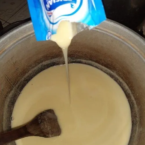Masukkan kental manis lalu aduk hingga merata.