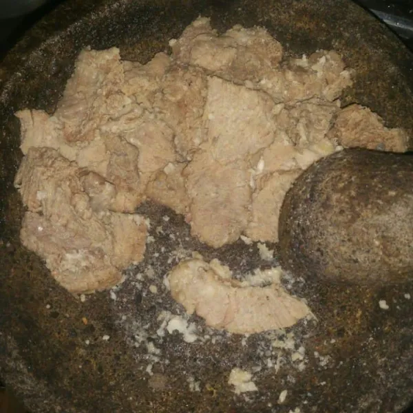 Gepuk daging satu persatu jangan sampai ancur.