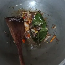 Masukkan saus tiram dan kecap.