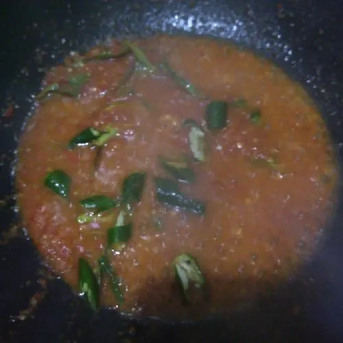 Lalu masukkan cabe hijau. Masak hingga sedikit layu. Aduk merata.
