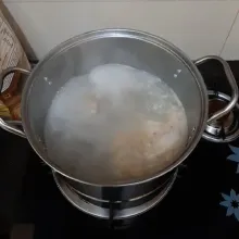 Masukkan tumisan bawang putih ke dalam kuah tulang iga.