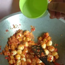 Beri sedikit air.
