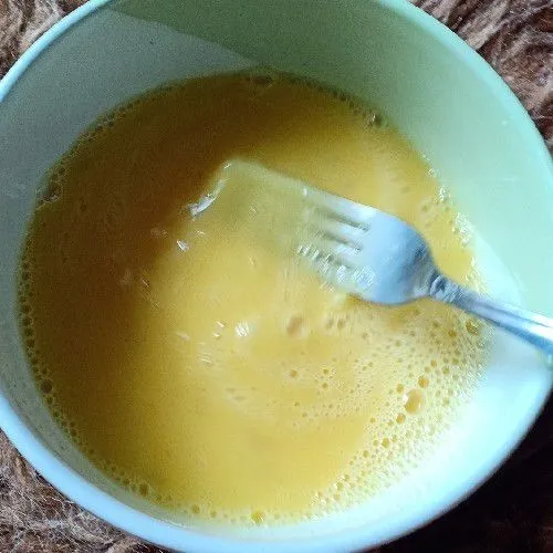 Kocok lepas telur lalu masukkan garam dan lada secukupnya.