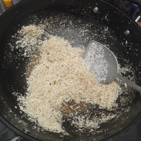 Sangrai kelapa hingga berwarna kecoklatan.