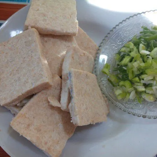Potong tempe dan iris tipis daun bawang.