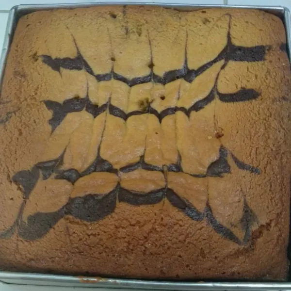Jika sudah matang, angkat. Biarkan dingin dan keluarkan dari loyang.