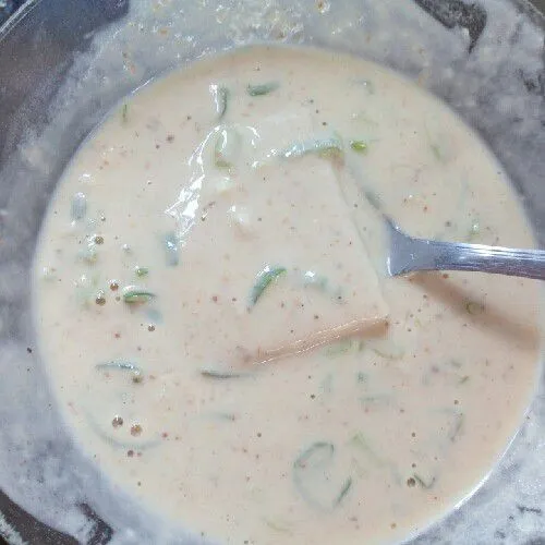 Masukkan tempe dalam adonan.