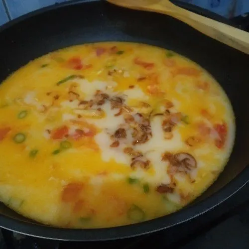 Kalau rasa sudah pas, masukkan daun bawang dan bawang goreng. Siap di sajikan.