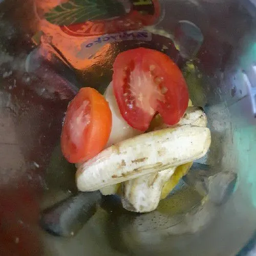 Masukkan potongan tomat dan pisang.