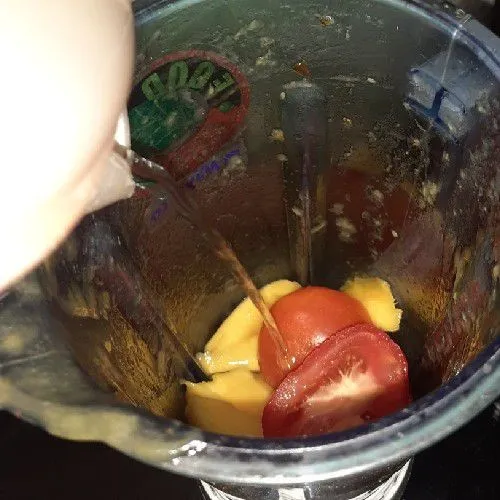 Campurkan buah tomat dan buah mangga tambahkan sedikit air lalu blender halus.