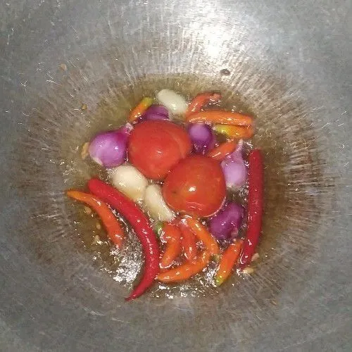 Tumis bawang merah, bawang putih, cabai dan tomat hingga layu, angkat lalu goreng terasi. Angkat dan tiriskan.