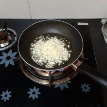 Selama menunggu tulang iga, tumis bawang putih hingga harum.