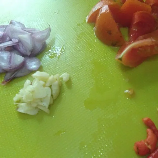 Potong bawang, cabai dan tomat.