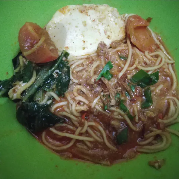 Pindahkan ke dalam mangkuk saji. Tambahkan daun bawang dan bawang goreng, sajikan selagi panas.