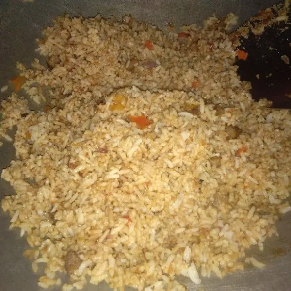 Masukkan nasi, tambahkan garam dan penyedap rasa. Aduk hingga merata. Koreksi rasa. Sajikan setelah nasi goreng matang.