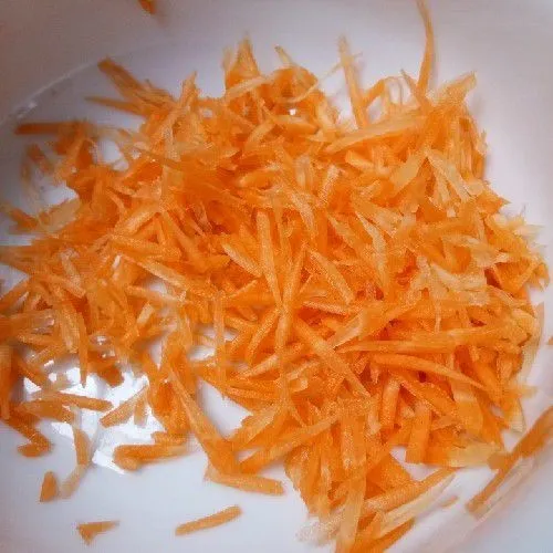 Parut wortel dengan parutan keju.