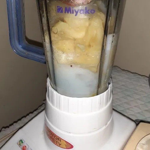 Blender nanas bersama dengan gula pasir, vanili, air, dan garam, kemudian campurkan dengan tepung terigu.