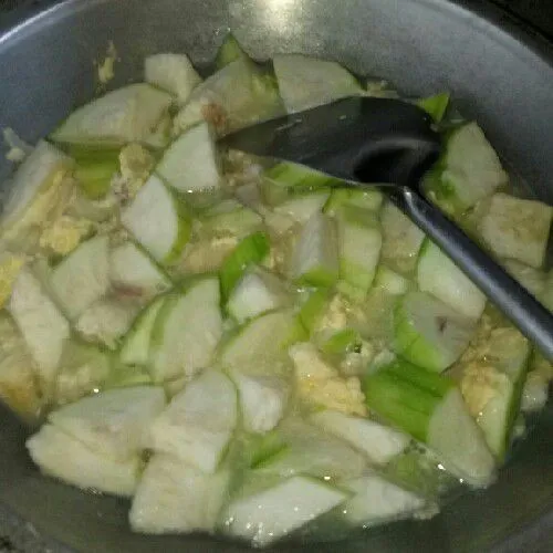 Masukkan oyong, tunggu sampai mendidih, kemudian beri penyedap rasa.