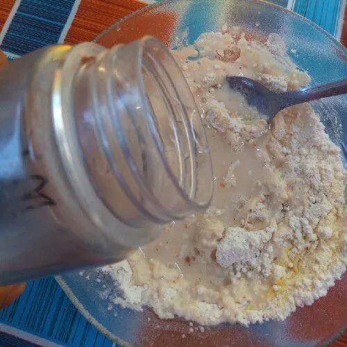 Tuangkan air sedikit demi sedikit sampai adonan pas tidak terlalu kental dan tidak terlalu encer.