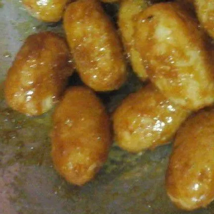 Setelah gula cair berbusa masukkan adonan gemblong, matikan api kompor. Aduk-aduk gemblong dengan adonan gula hingga gula merata dan mengering dengan sendirinya.