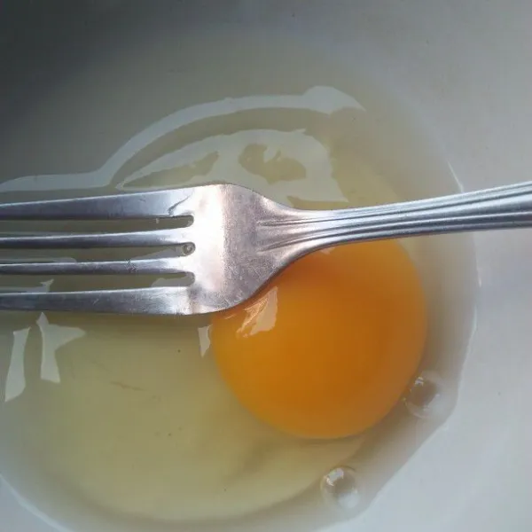 Kocok telur sampai berbuih dan masukkan perkedel.