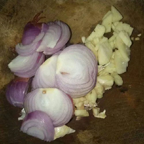 Iris bawang merah dan bawang putih.