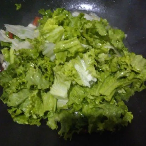 Masukkan daun selada, saus tiram, garam, gula. Aduk sebentar. Matikan api, angkat.