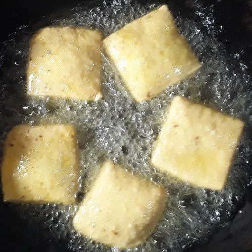 Goreng tahu dengan minyak panas sampai matang. Angkat dan tiriskan.
