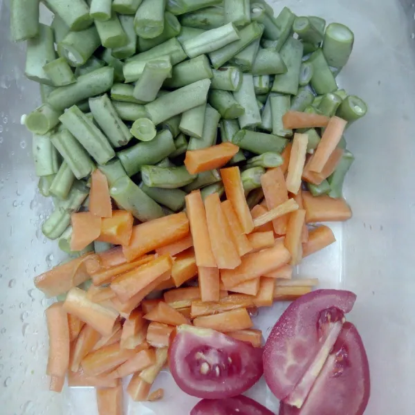 Potong sayuran memanjang.