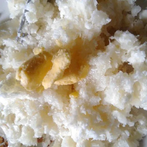 Angkat singkong matang, haluskan atau tumbuk, beri gula butter sampai halus dan tercampur rata.