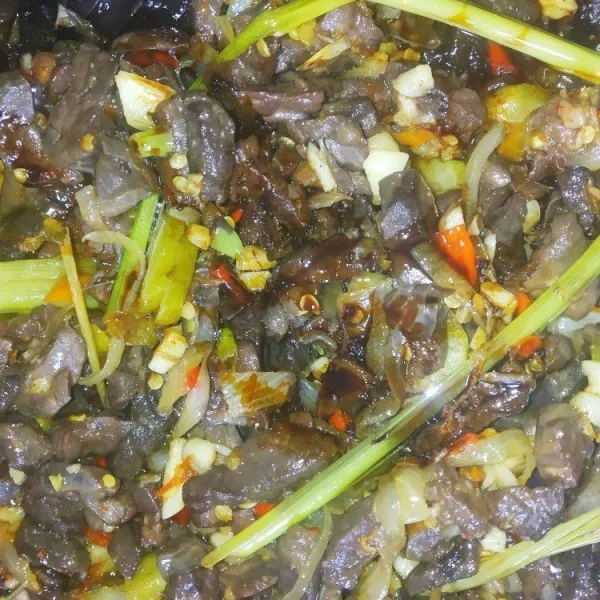 Tambahkan kecap Manis.