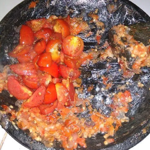 Goreng duo bawang, cabe, tomat hingga layu. Kemudian ulek tambahkan masako, dan gula merah. Jika menggunakan peja basah atau teri basah tambahkan garam secukupnya.