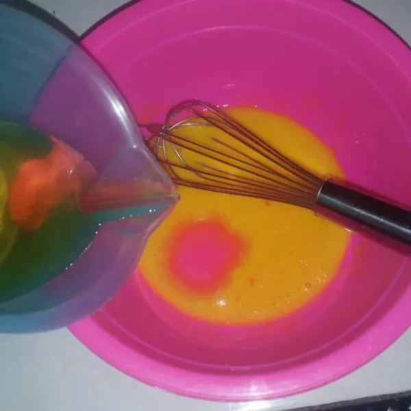 Masukkan air sirup yang sudah dingin.