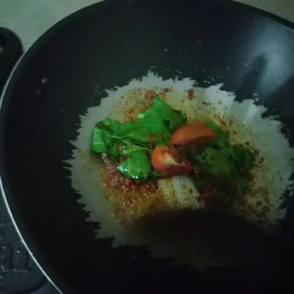 Masukkan sawi, seledri dan tomat. Aduk rata.