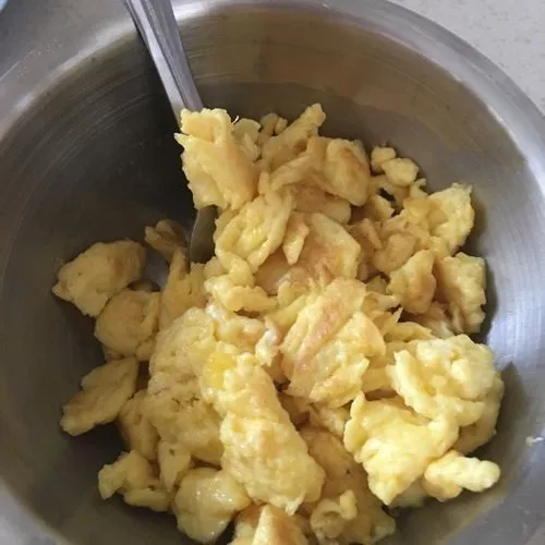 Telur di goreng dadar.