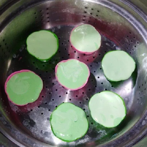 Kukus kurang lebih 10 menit. Angkat dan keluarkan dari cetakan.