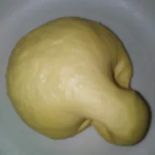 Timbang adonan seberat 35 gr, bulatkan lalu lubangi tengahnya.