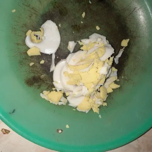 Cuci bersih telur ayam, rebus lalu potong-potong.