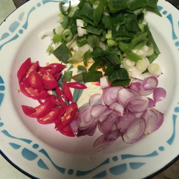 Iris tipis bawang merah dan daun bawang, potong kecil cabe merah.