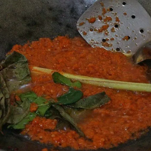 Tumis bumbu halus yang terdiri atas cabai merah sesuai selera, 3 siung bawang merah, 3 siung bawang putih, satu sendok teh terasi. Tumis bersama serai, daun jeruk, dan daun salam hingga harum.