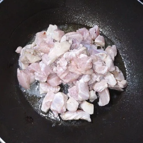 Tumis ayam dengan sedikit minyak goreng hingga keluar kaldunya. Matikan kompor, sisihkan.