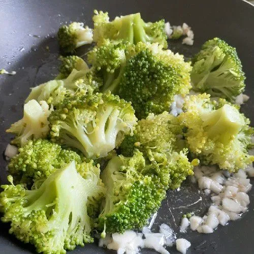 Masukkan brokoli yang sudah direbus.