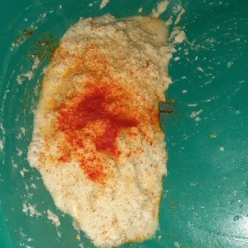 Tambahkan pewarna makanan, aduk hingga merata.